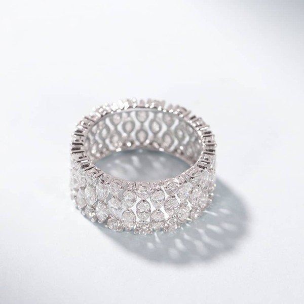 18K金天然群鑲馬眼形鑽戒