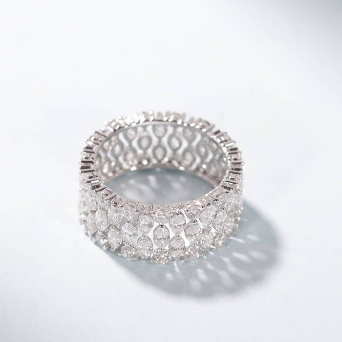 18K金天然群鑲馬眼形鑽戒