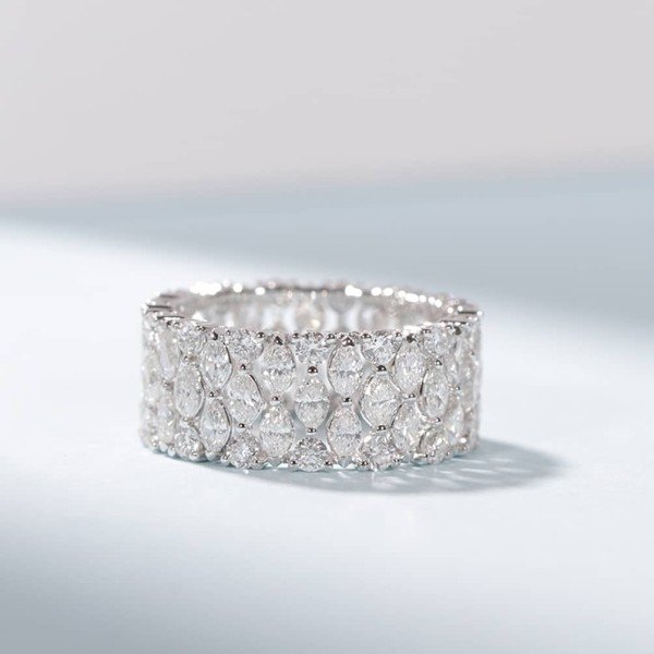 18K金天然群鑲馬眼形鑽戒