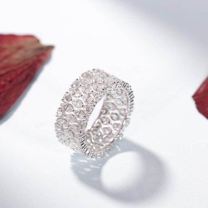 18K金天然群鑲馬眼形鑽戒