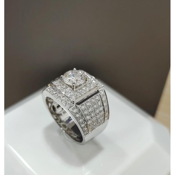 「卓越風範，尊榮之選」鉑金金男士鑽戒