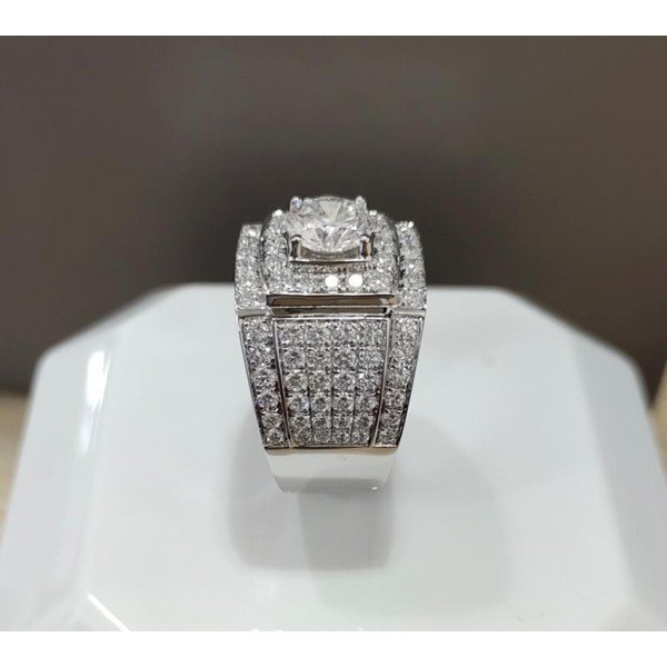 「卓越風範，尊榮之選」鉑金金男士鑽戒