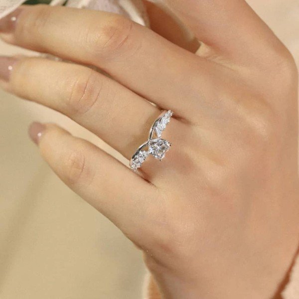 精緻18K金心形鑽戒