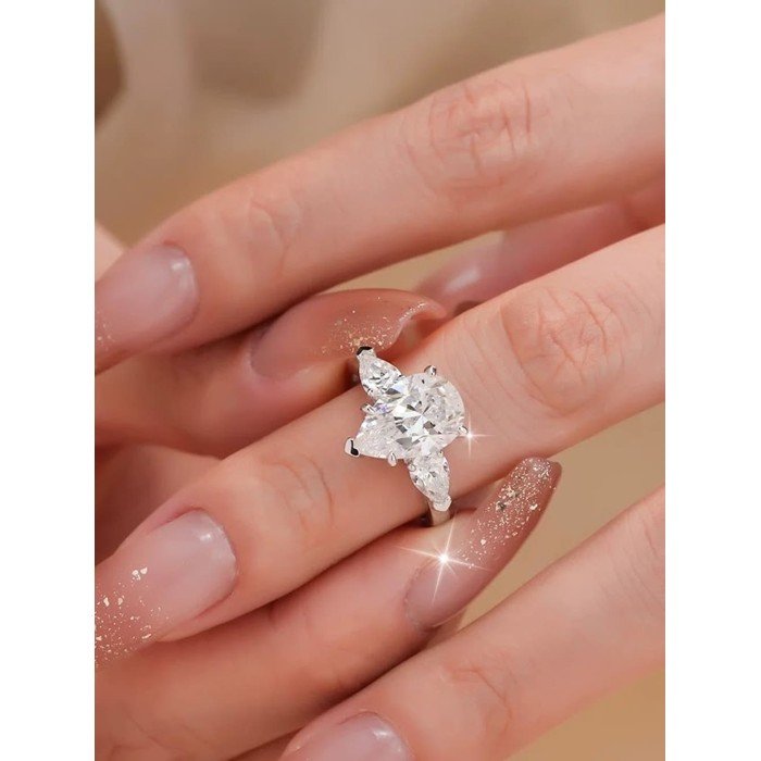 經典之作《IGI》水滴型鑽戒，讓鑽石的光芒在妳指尖綻放，純粹之美，因妳而閃耀