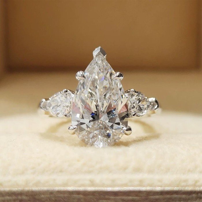 經典之作《IGI》水滴型鑽戒，讓鑽石的光芒在妳指尖綻放，純粹之美，因妳而閃耀