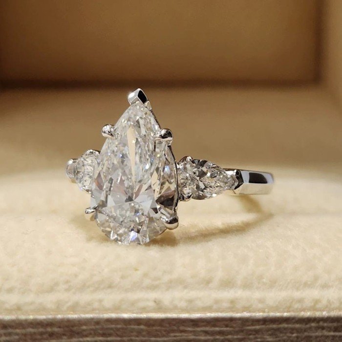 經典之作《IGI》水滴型鑽戒，讓鑽石的光芒在妳指尖綻放，純粹之美，因妳而閃耀