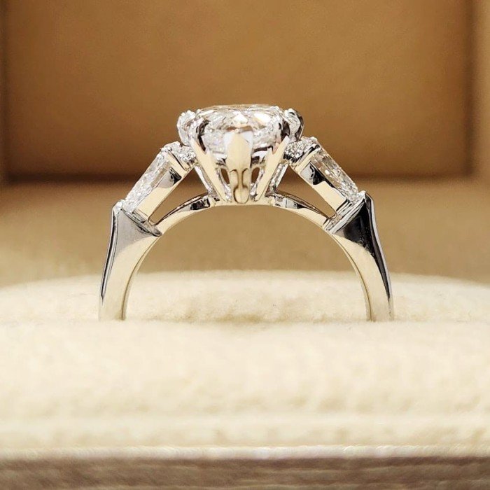 經典之作《IGI》水滴型鑽戒，讓鑽石的光芒在妳指尖綻放，純粹之美，因妳而閃耀