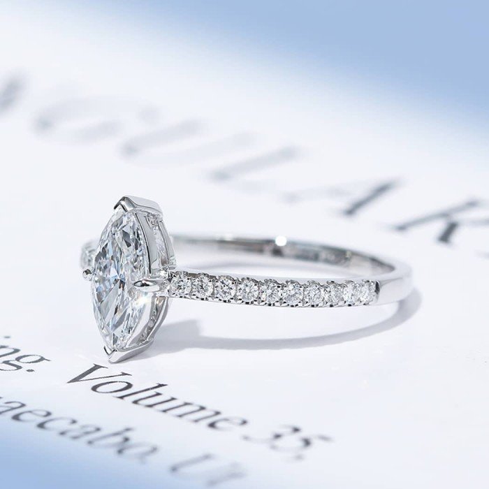 18K金0.50克拉馬眼形鑽戒