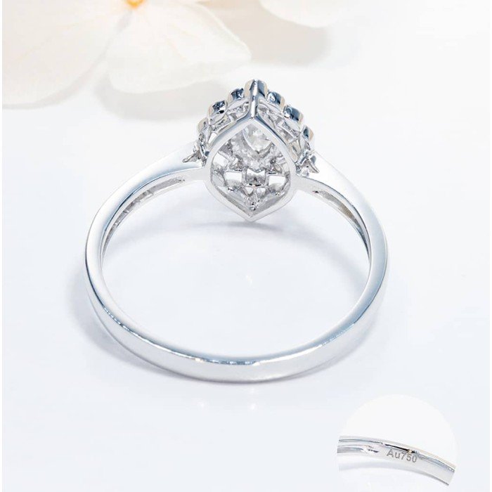 0.30克拉18K金馬眼形鑽戒