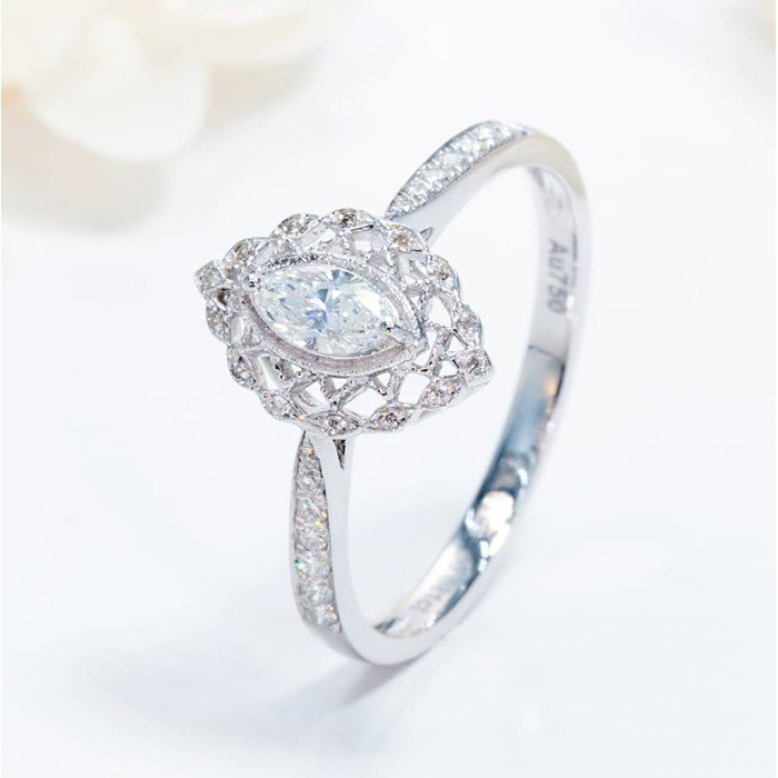 0.30克拉18K金馬眼形鑽戒