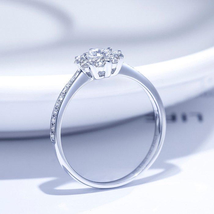 18K金0.55克拉顯大鑽戒