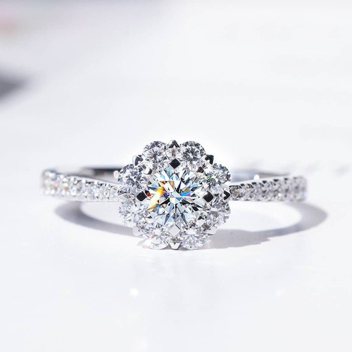 18K金0.55克拉顯大鑽戒