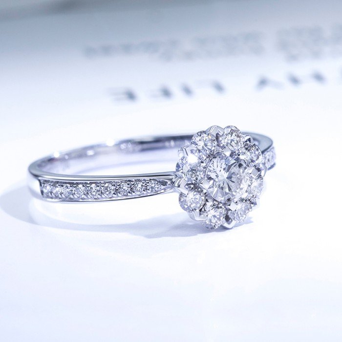 18K金0.55克拉顯大鑽戒