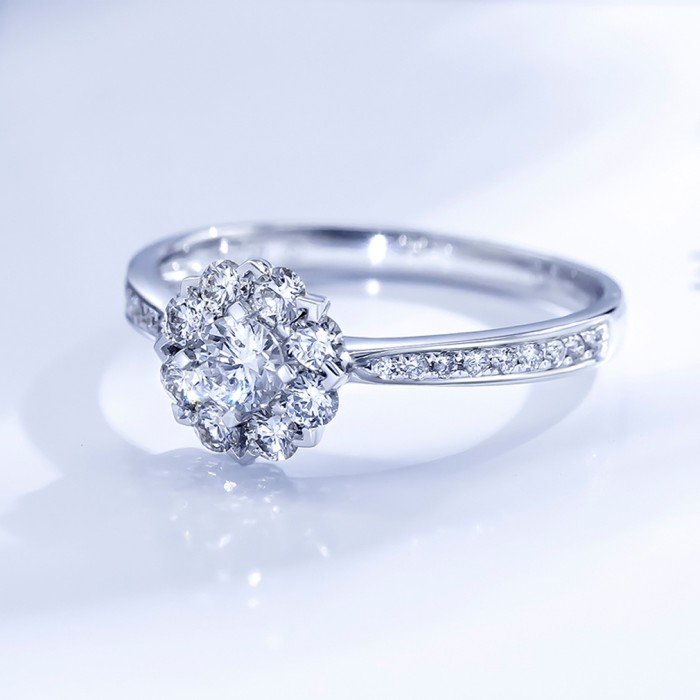 18K金0.55克拉顯大鑽戒