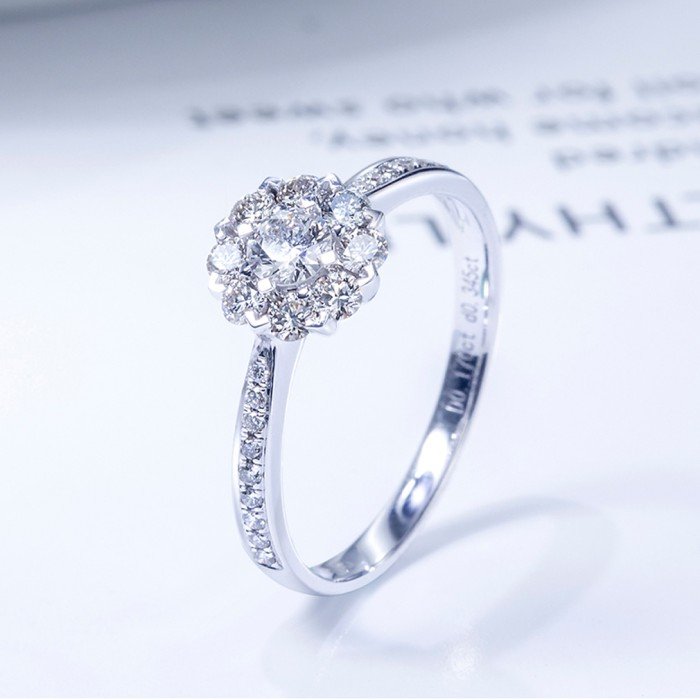 18K金0.55克拉顯大鑽戒