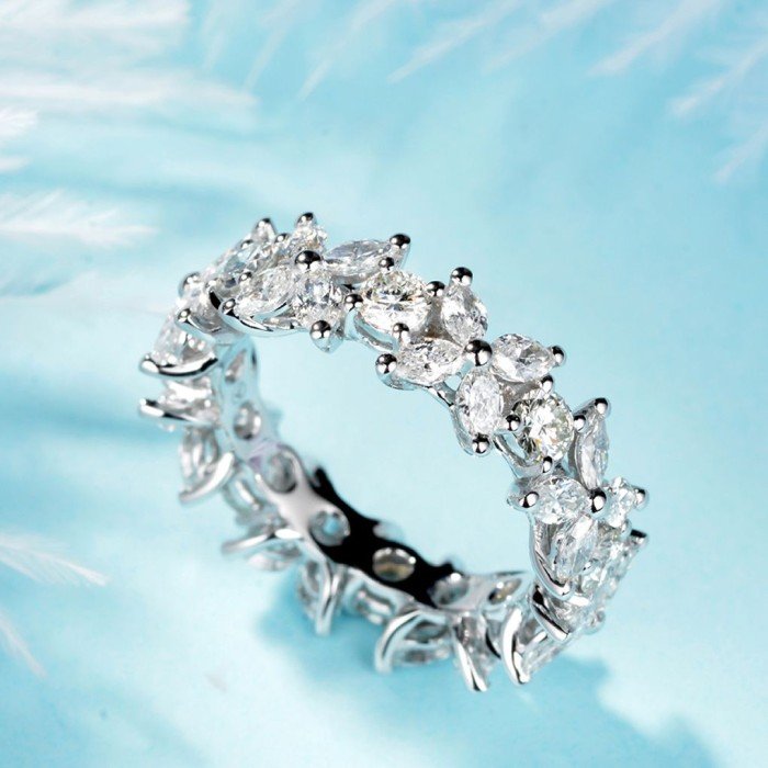 18K金天然滿鑽馬眼型鑽戒