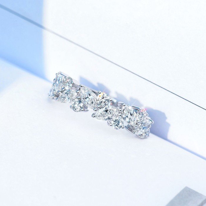 18K金天然馬眼型鑽戒