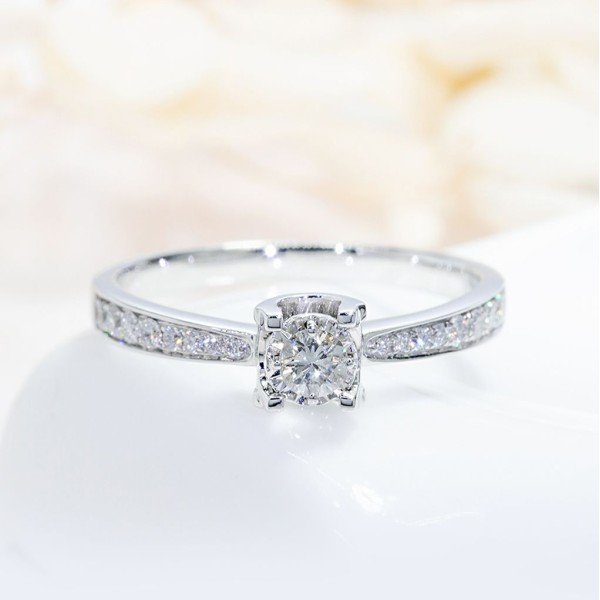 簡潔18K金0.15克拉鑽戒