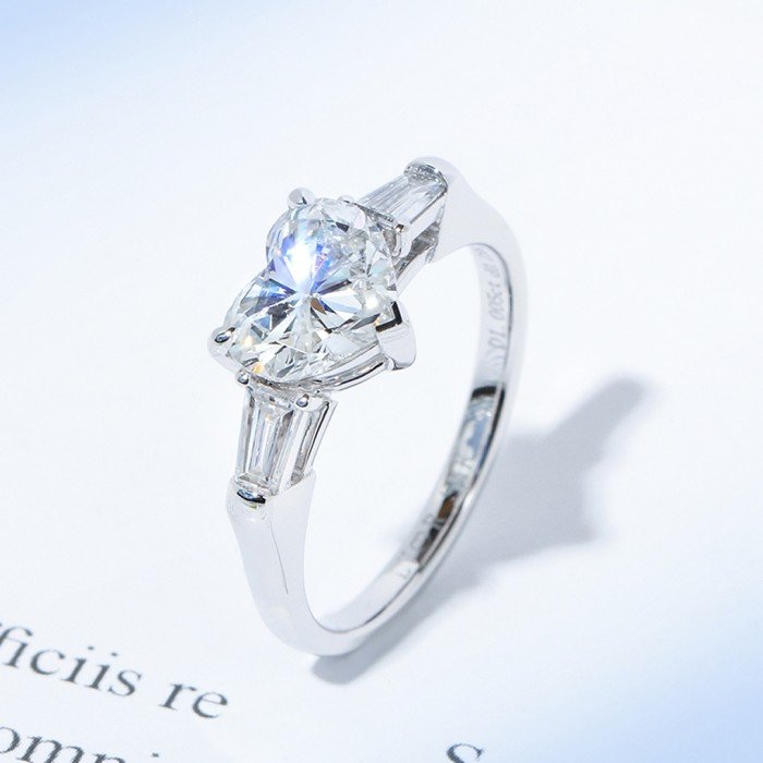 18K金1克拉心形鑽戒