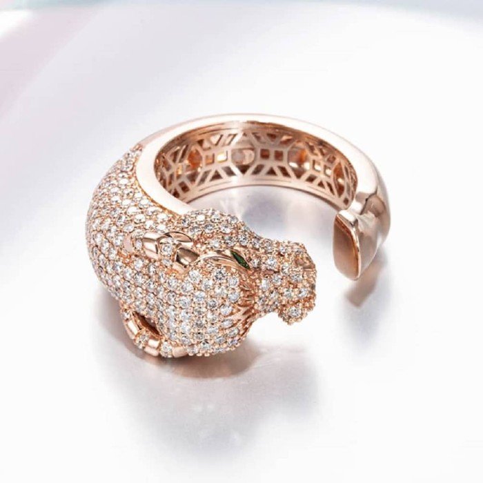 18k金獵豹群鑲鑽戒