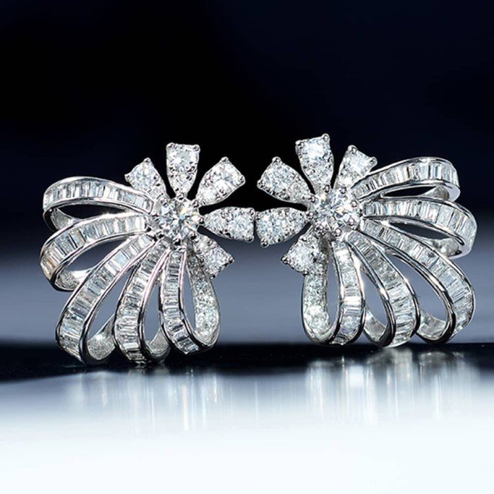 18K金花瓣款鑽石耳環